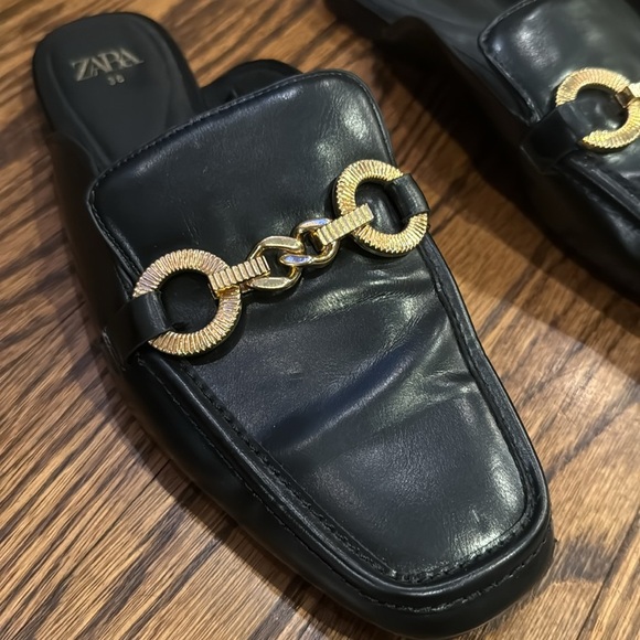 Z Zara Women’s 38/7.5 Slip On Loafer Faux Leather Shoe Large Gold Painted Chain - Picture 4 of 6